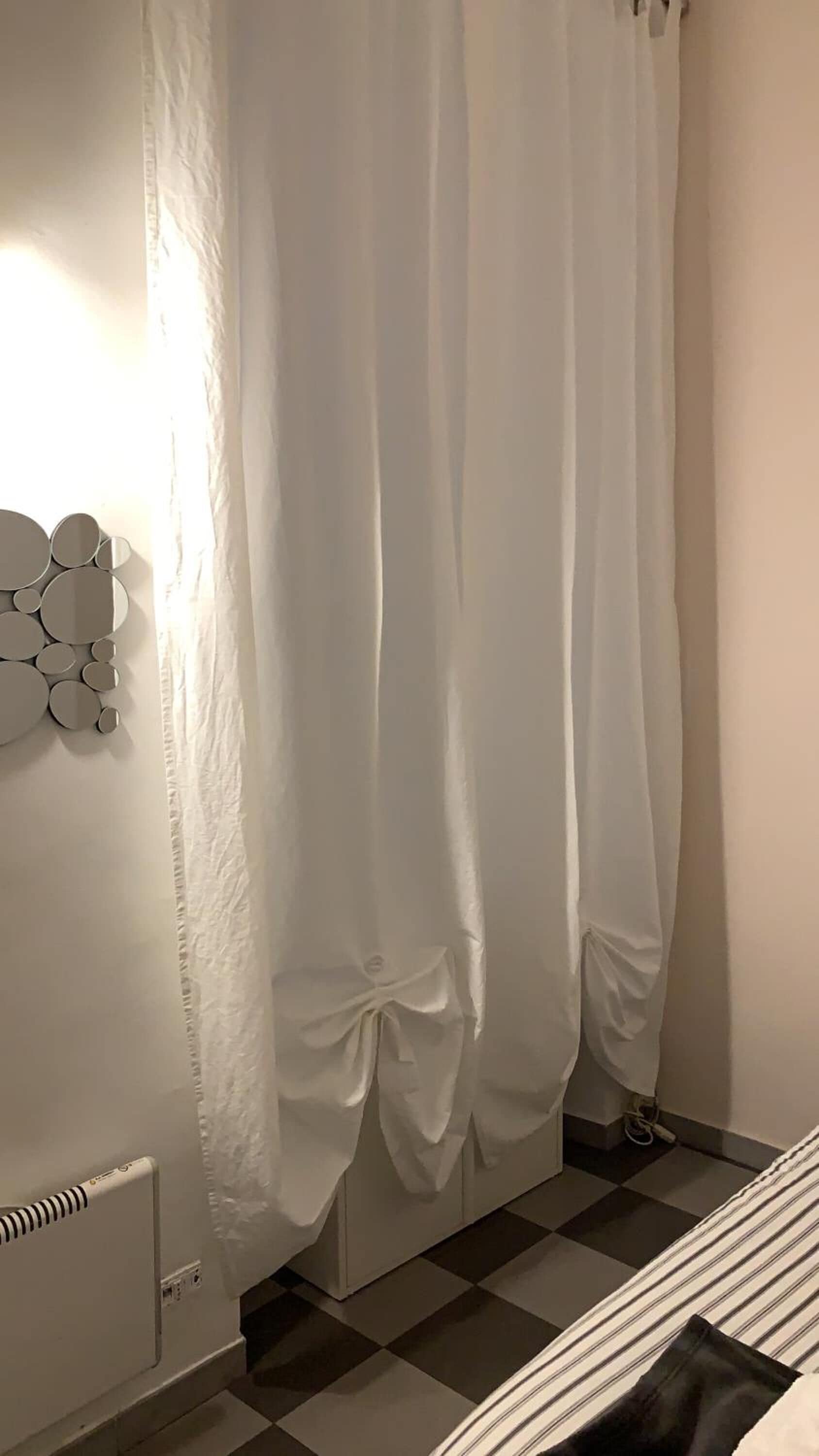 羽绒被、遮光窗帘、免费 WiFi、床单