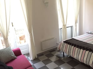 Down duvets, blackout curtains, free WiFi, bed sheets - Bed2Go (Turin)