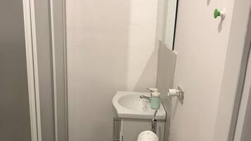 Familienzimmer, 1 Doppelbett und Schlafsofa | Badezimmer | Haartrockner, Handtücher, Seife, Toilettenpapier