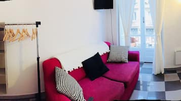 Habitación familiar, 1 cama Queen size y sofá cama | Edredón, cortinas blackout, wifi gratis y ropa de cama