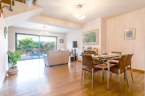 Huoneisto, 3 makuuhuonetta | Oleskelualue | Taulutelevisio, DVD-soitin