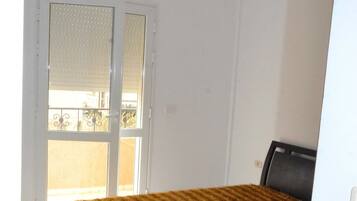 Apartamento panorâmico, 2 quartos | 2 quartos, individualmente decorados, individualmente mobiliados
