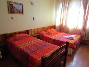 Twin Room, Shared Bathroom, Ground Floor | Free WiFi, bed sheets - Pälm Hostal (Iquique)