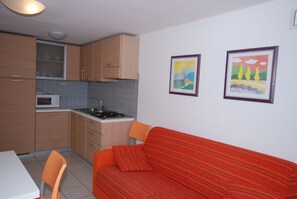 Apartment, 2 Schlafzimmer, Erdgeschoss (C-6) | Wohnbereich