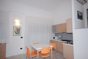 Apartment, 2 Bedrooms (C1-6) | Private kitchenette | Fridge, microwave, stovetop, coffee/tea maker - Villa Margot (Lignano Sabbiadoro)