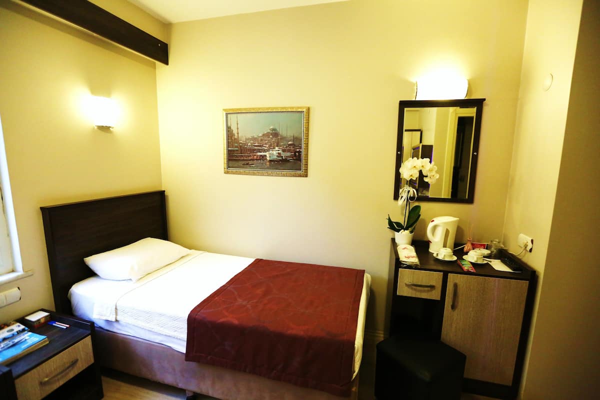 Luxe beddengoed, een minibar, een kluis op de kamer, een bureau