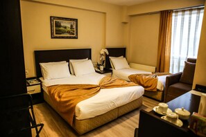 Sengetøy av topp kvalitet, minibar, safe på rommet og skrivebord