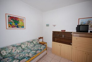 Apartment, 2 Bedrooms, Ground Floor | Living area