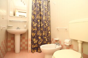 Appartement (D-7) | Salle de bain | Douche, douche à « effet pluie », bidet