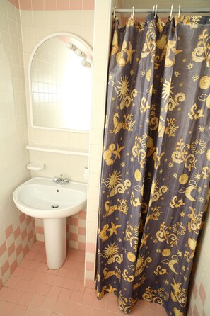 Apartment (D-7) | Badezimmer | Dusche, Regendusche, Bidet