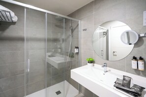 Komfortbadewanne, Regendusche, kostenlose Toilettenartikel, Haartrockner