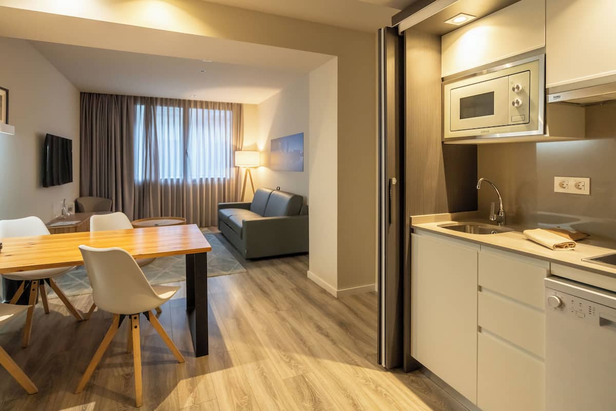 deluxe apartment, 1 bedroom | private kitchen | full-sized fridge, microwave, stovetop, dishwasher