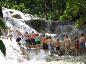 Un grupo de personas al borde de una cascada.