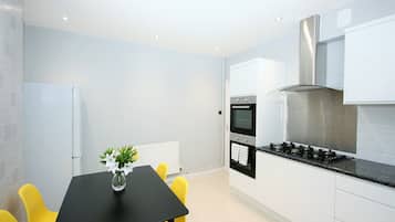 Full-size fridge, microwave, oven, stovetop