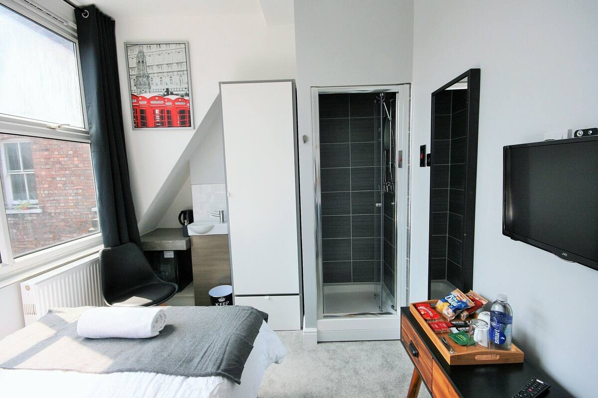 Economy Double Room, 1 Double Bed (201) | Blackout drapes, soundproofing, iron/ironing board, WiFi (free)