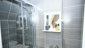 Dobbelt- eller tomannsrom – comfort (102) | Baderomsfasiliteter