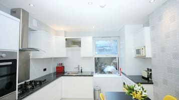 Full-size fridge, microwave, oven, stovetop