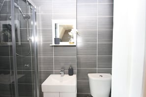 Comfort-Doppel- oder -Zweibettzimmer (202) | Badezimmerausstattung | Dusche, Handtücher, Toilettenpapier