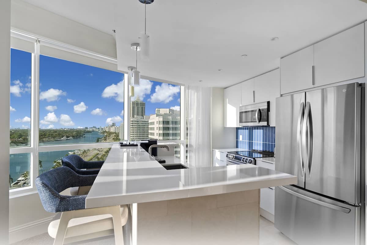 Suite junior, 1 habitación, cocina, vistas a la bahía | Cocina privada