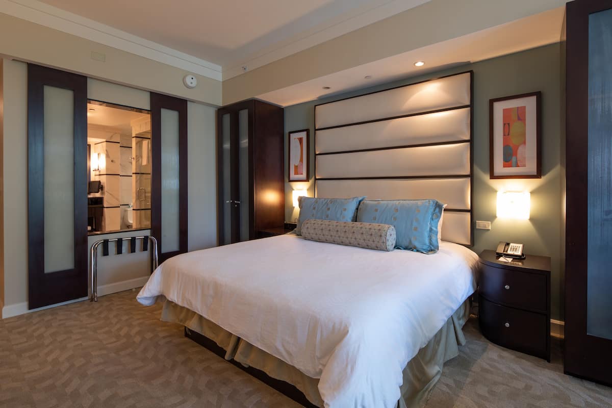 Junior suite, 1 kingsize bed met slaapbank, balkon, uitzicht op zwembad | Lakens van Egyptisch katoen, luxe beddengoed, donsdekens