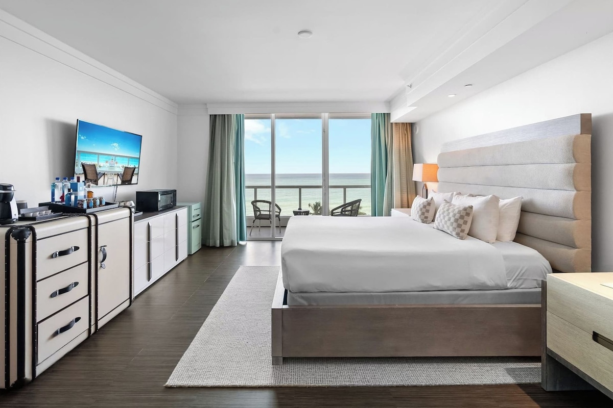 Junior suite, balkon, uitzicht op zee | Een kluis op de kamer, verduisterende gordijnen