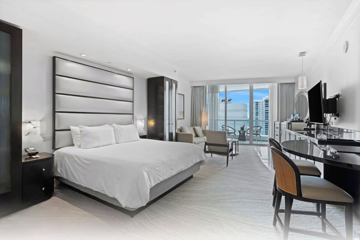 Junior Studio Suite, 1 King Bed with Sofa bed, Bay View | In-room safe, blackout curtains, iron/ironing board, free WiFi