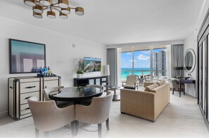 Egyptian cotton sheets, premium bedding, down duvets, in-room safe - Fontainebleau Miami Beach Private Luxury Suites (Miami Beach)
