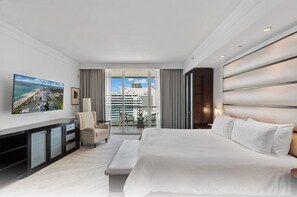 Egyptian cotton sheets, premium bedding, down duvets, in-room safe - Fontainebleau Miami Beach Private Luxury Suites (Miami Beach)