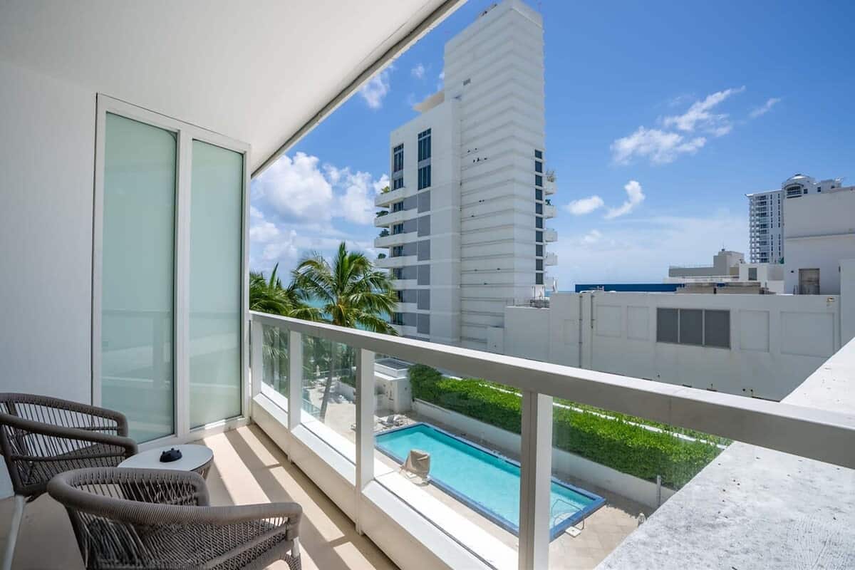 Suite junior, varias camas, cocina básica, vistas a la piscina | Vistas del balcón