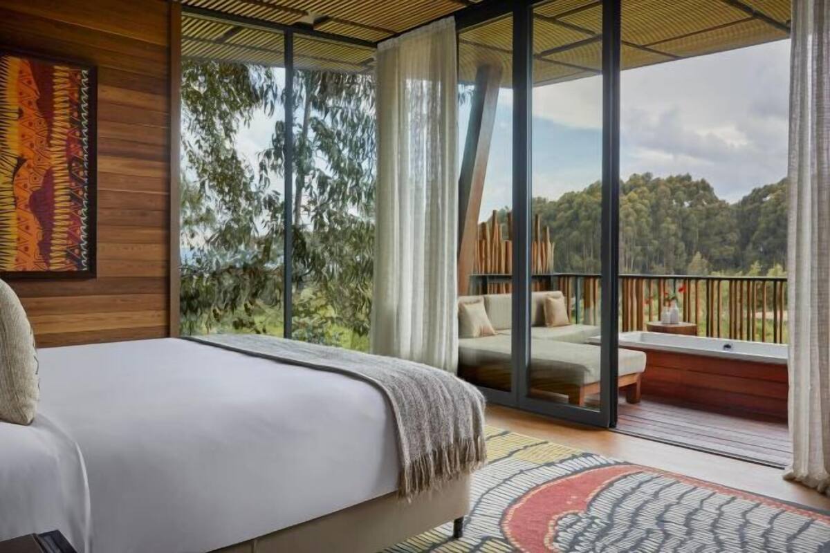 Roupas de cama premium, frigobar, cofres nos quartos