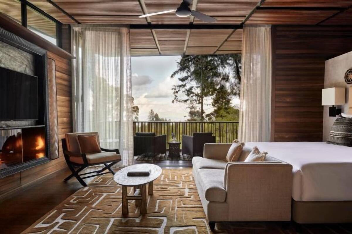 Roupas de cama premium, frigobar, cofres nos quartos