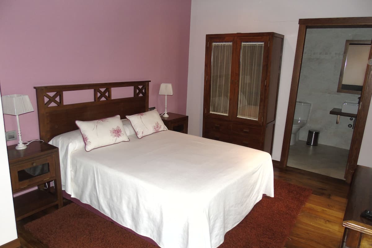 Escritorio, wifi gratis y ropa de cama