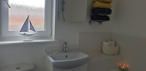 House, 3 bedrooms | Bathroom | Combined shower/bathtub, free toiletries, hair dryer, towels - Hollybrae House (Kirkcaldy)