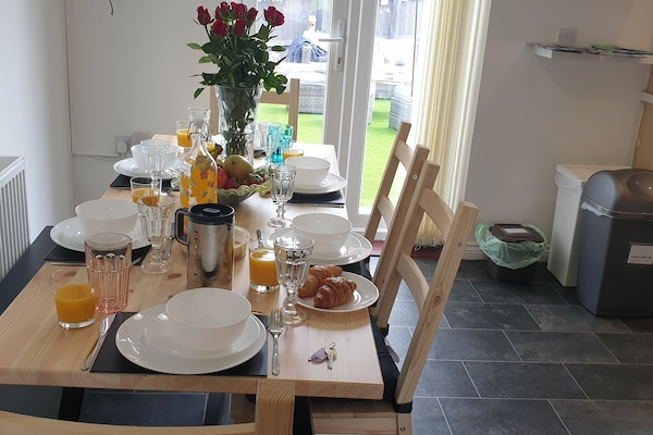 House, 3 bedrooms | Private kitchen | Full-sized fridge, microwave, oven, dishwasher