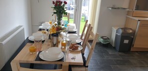 House, 3 bedrooms | Private kitchen | Full-size fridge, microwave, oven, dishwasher - Hollybrae House (Kirkcaldy)