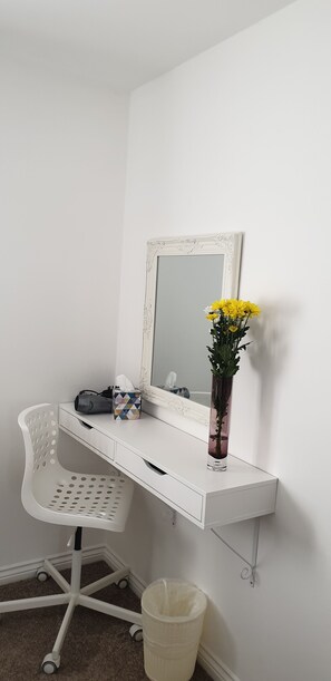 House, 3 bedrooms | Iron/ironing board, free WiFi, bed sheets - Hollybrae House (Kirkcaldy)