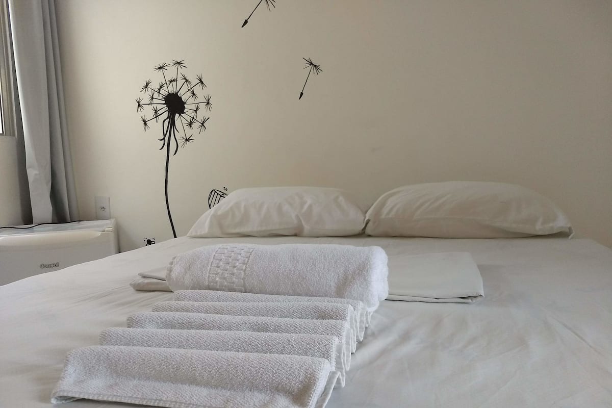 Quarto casal tradicional | Frigobar, cortinas blackout, ferros/tábuas de passar roupa