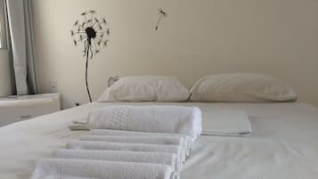 Minibar, cortinas blackout, tabla de planchar con plancha y wifi gratis