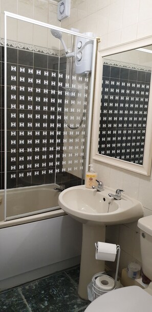 Apartment | Bathroom | Shower - High street Flat (Perth)