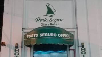 Fachada da propriedade à noite