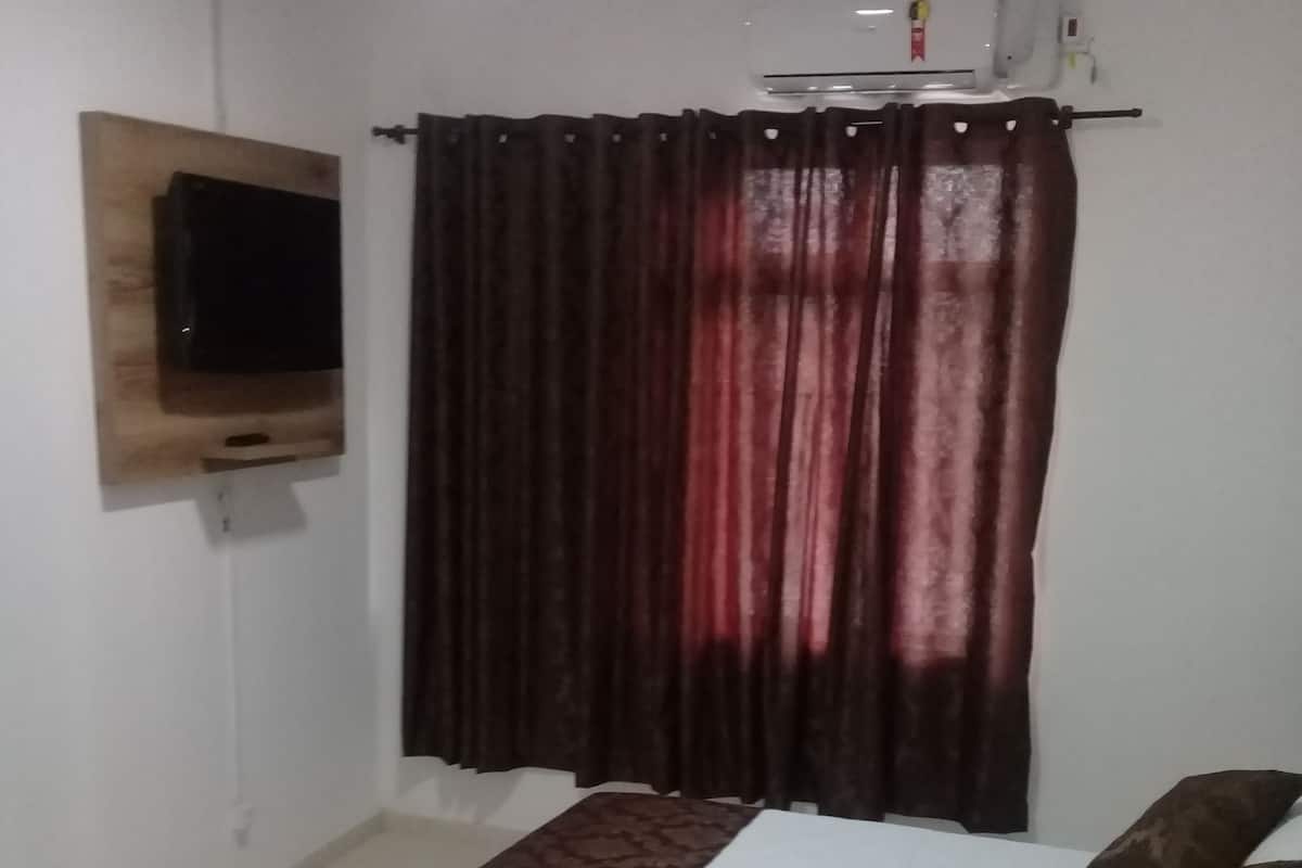 Room, 1 Large Twin Bed | Desk, blackout drapes, soundproofing, free WiFi