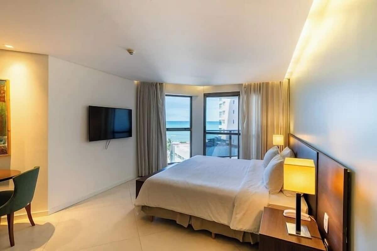 Deluxe Suite | In-room safe, blackout drapes, soundproofing, iron/ironing board