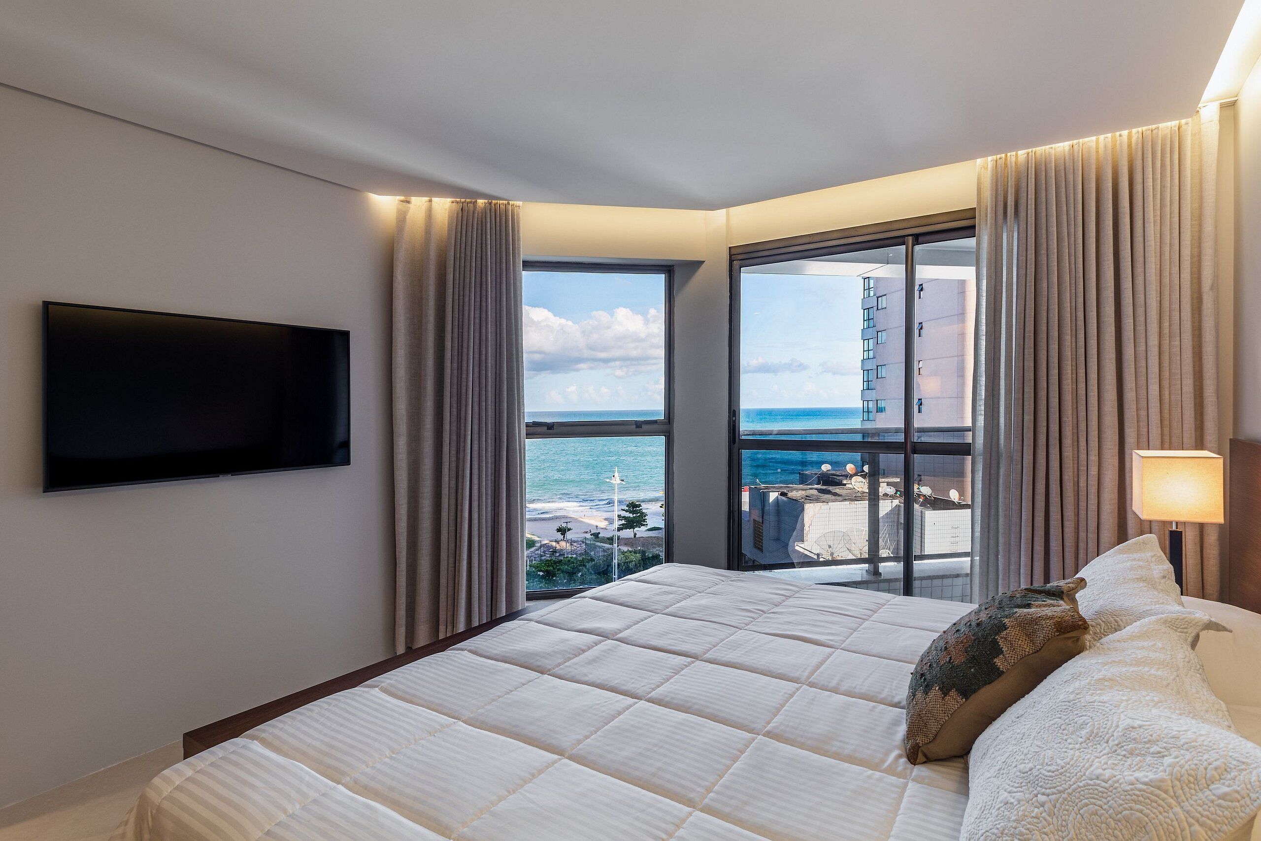 Deluxe Suite | In-room safe, blackout drapes, soundproofing, iron/ironing board