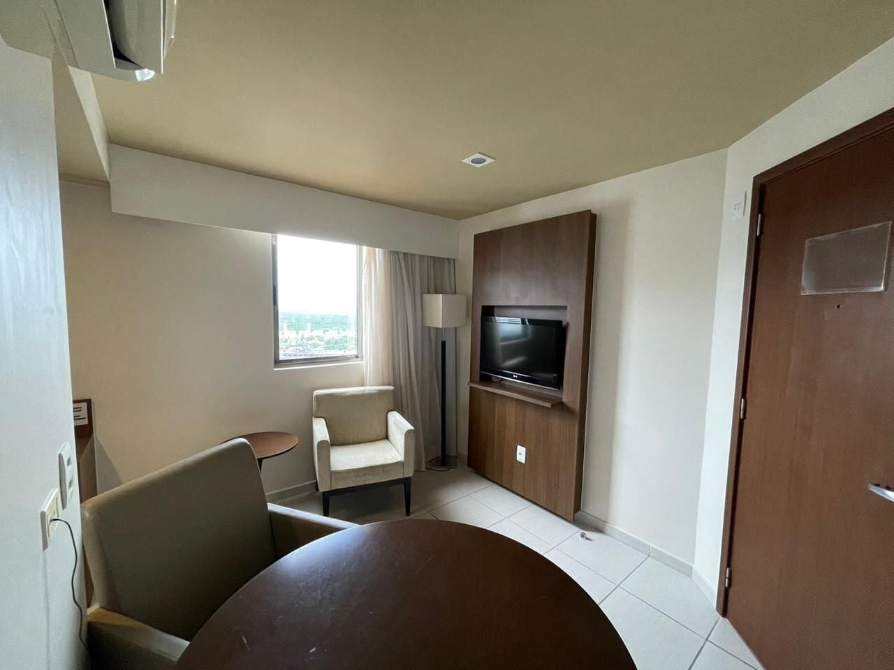 Apartemen | Area keluarga | Televisi LCD 42-inci dengan saluran TV kabel dan TV