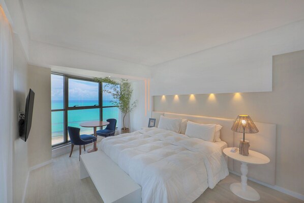Deluxe Suite, Sea View | In-room safe, blackout drapes, soundproofing, iron/ironing board - HY Beach Flats - International (Recife)