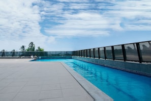 Suite Deluxe, vista al mar | Alberca | Alberca al aire libre