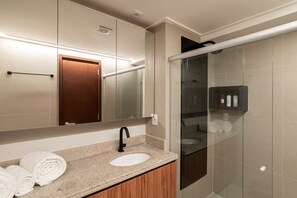 Deluxe Apartment | Bathroom | Shower, rainfall showerhead, towels, soap - HY Beach Flats - International (Recife)