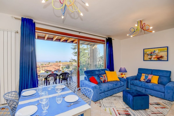 Apartment, 2 Bedrooms | Living area