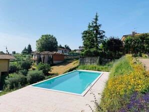 Piscine extérieure (ouverte en saison), chaises longues