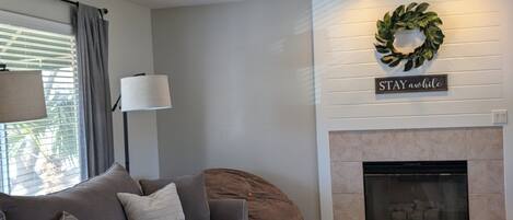 TV connectée, cheminée, lecteur de DVD